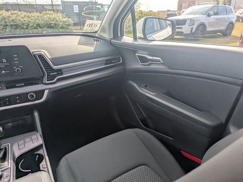 Used 2025 Kia Sportage LX FWD image 16
