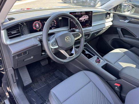 Certified 2025 Volkswagen Tiguan SE AWD/4WD image 15