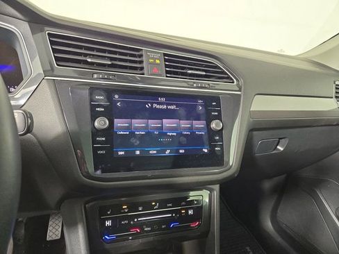 Used 2024 Volkswagen Tiguan SE w/ Panoramic Sunroof Package FWD image 20