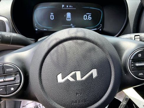 Used 2025 Kia Soul LX w/ LX Technology Package FWD image 17