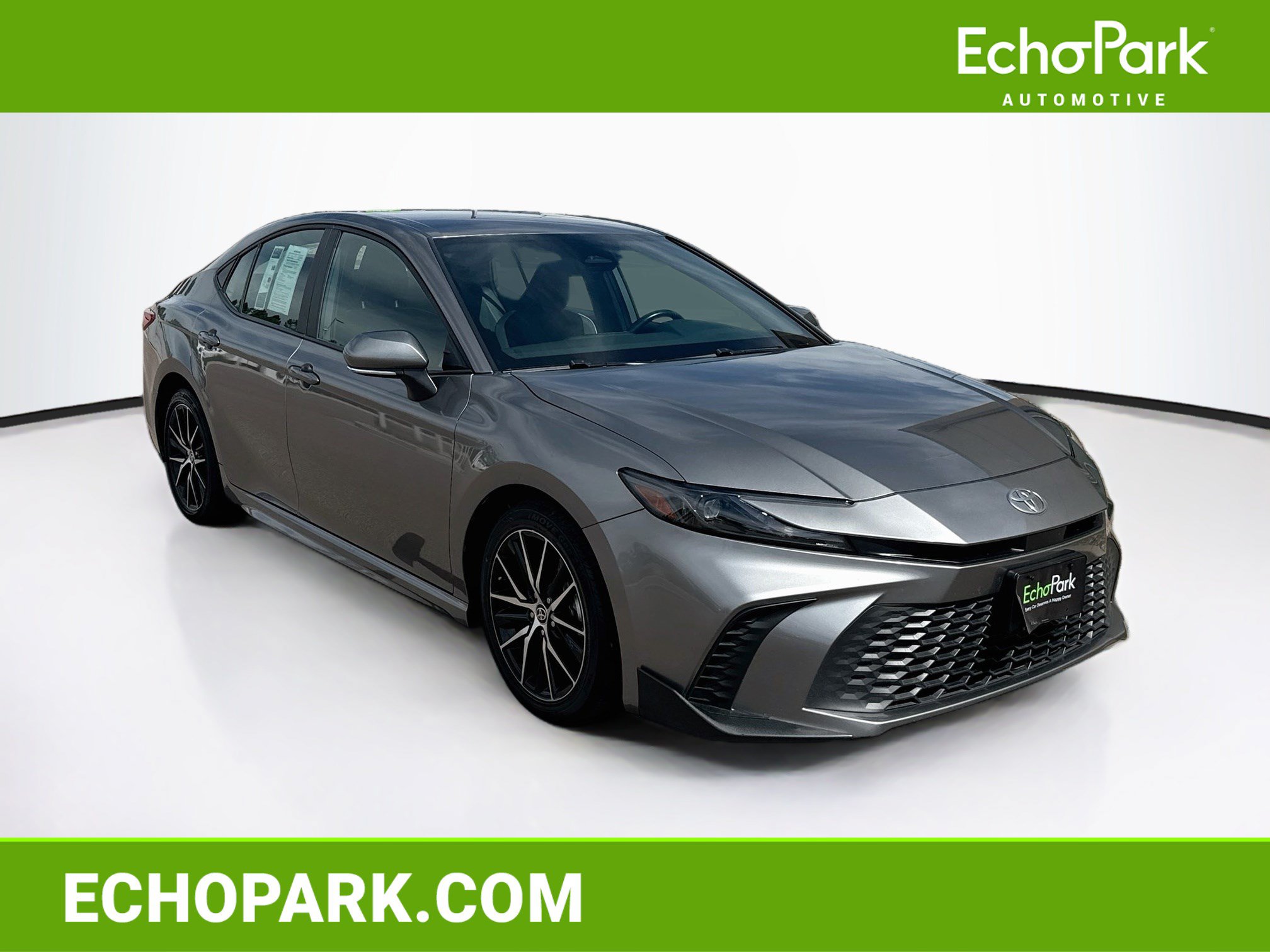 Used 2025 Toyota Camry SE FWD image 1