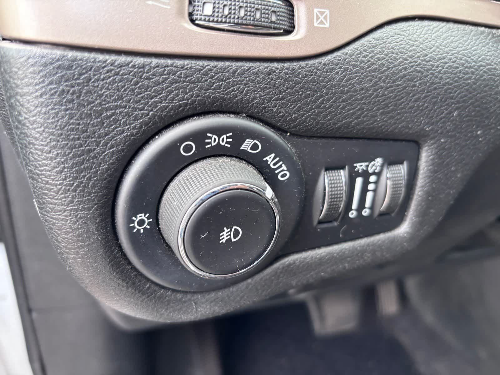 Used 2017 Jeep Cherokee Latitude w/ Safety/Convenience Group AWD/4WD image 14