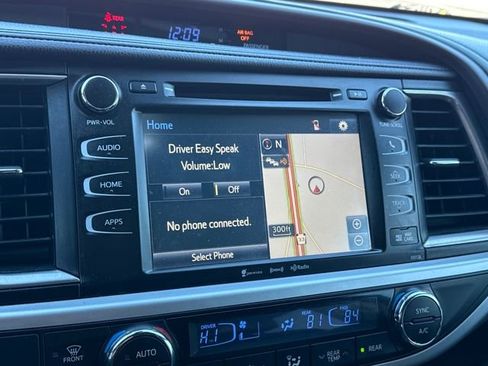 Used 2018 Toyota Highlander XLE image 19