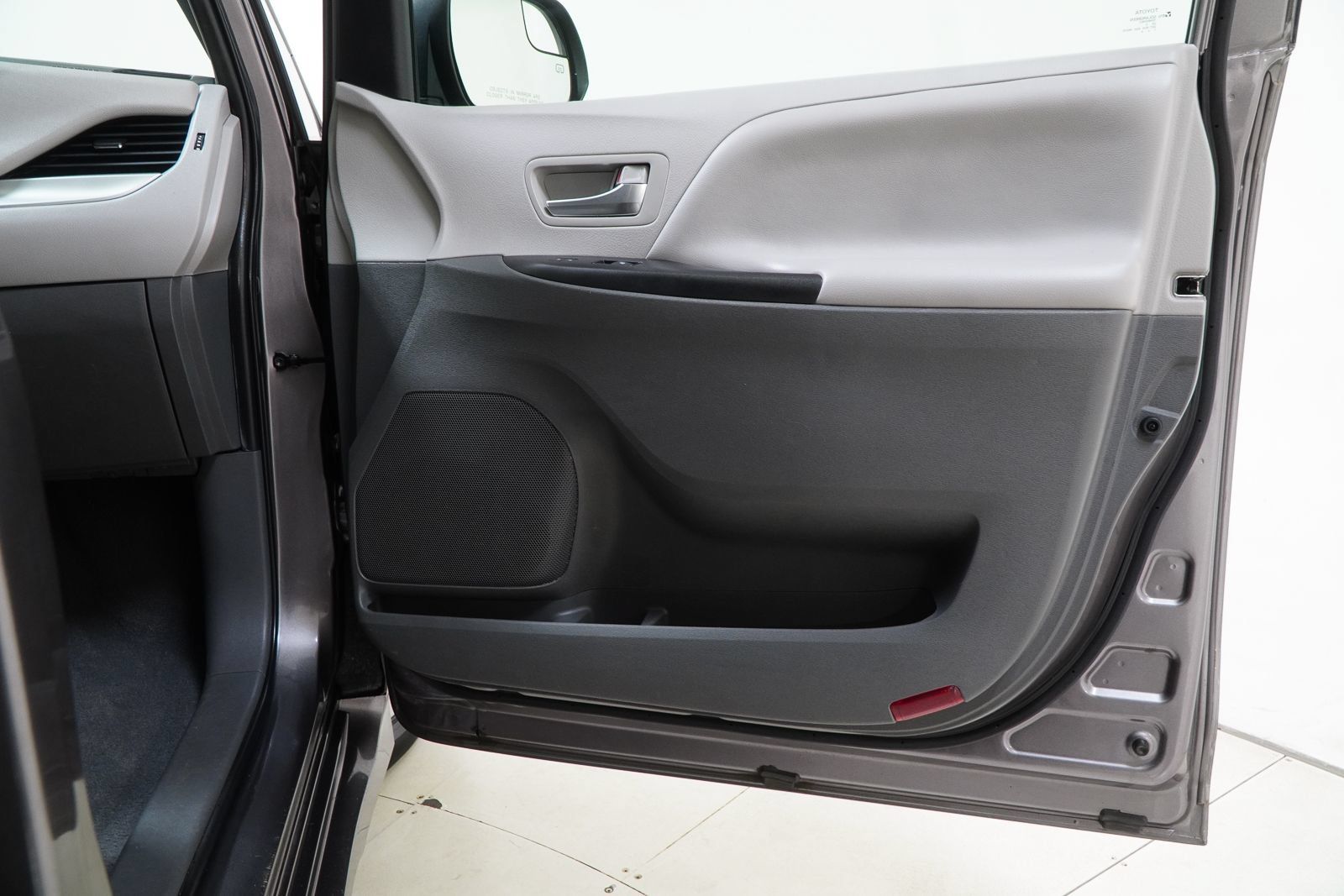 Used 2020 Toyota Sienna LE FWD image 42