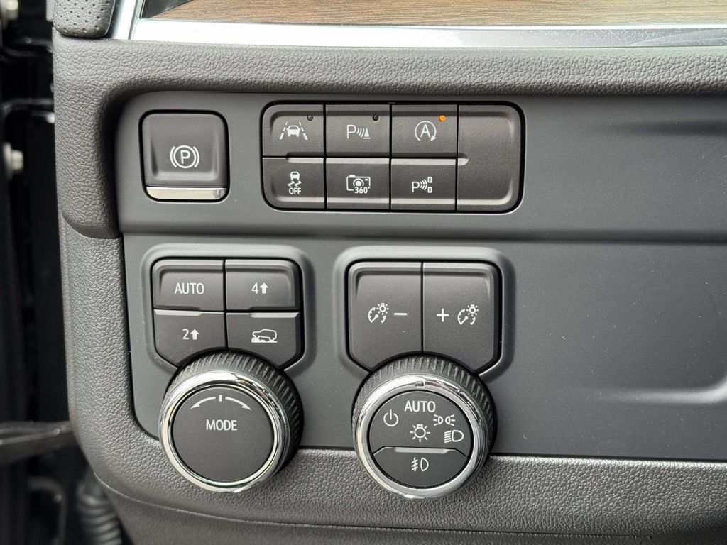 Used 2025 Chevrolet Suburban High Country AWD/4WD image 18