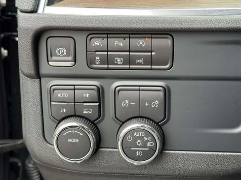 Used 2025 Chevrolet Suburban High Country AWD/4WD image 18