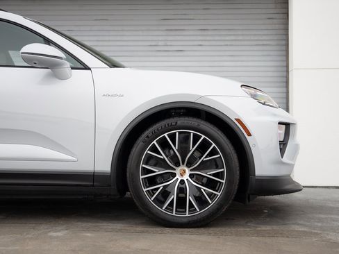 Certified 2025 Porsche Macan Electric image 9