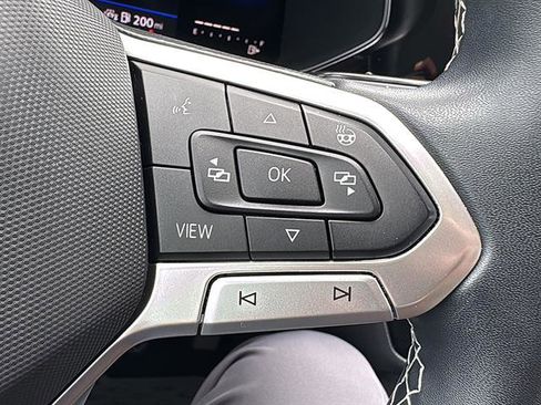 Used 2023 Volkswagen Taos SE w/ Panoramic Sunroof Package FWD image 21