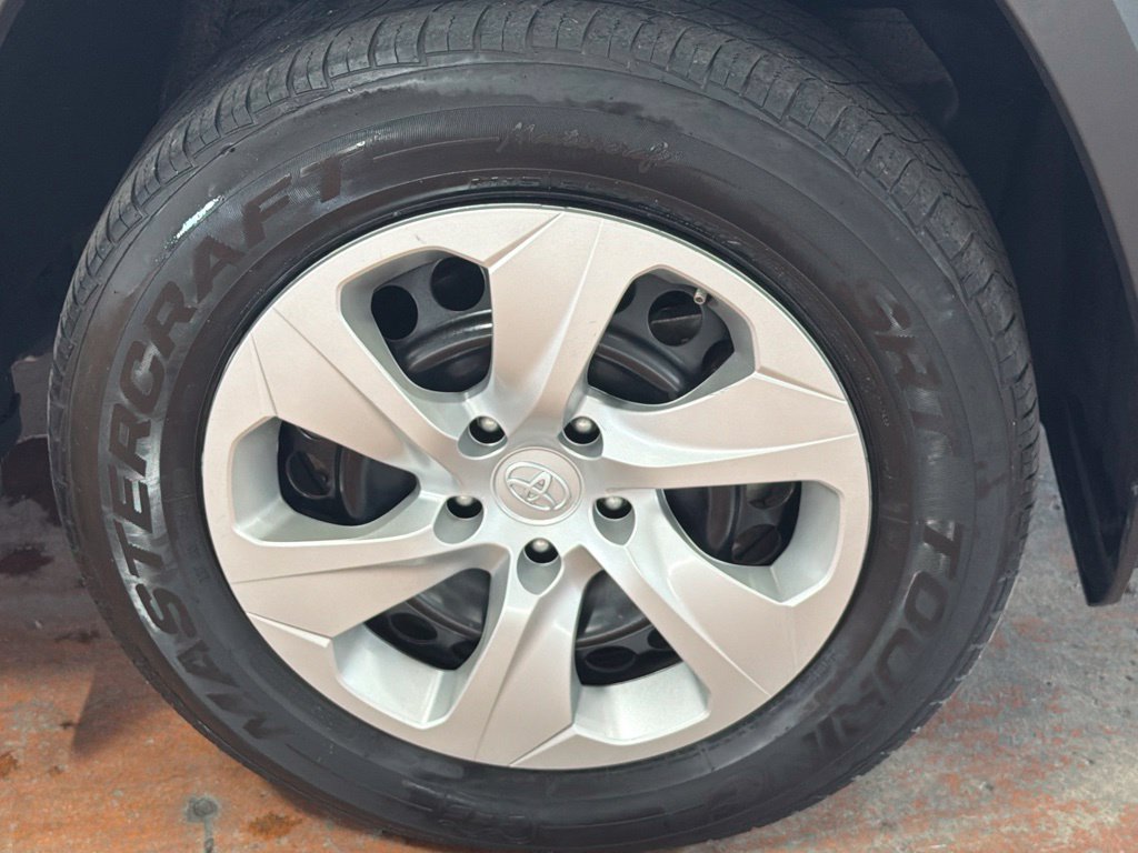 Used 2022 Toyota RAV4 LE AWD/4WD image 9