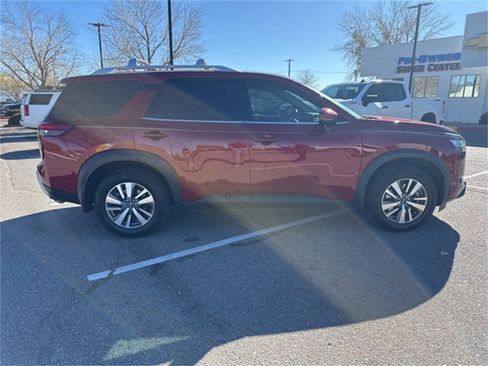 Used 2022 Nissan Pathfinder SL image 2
