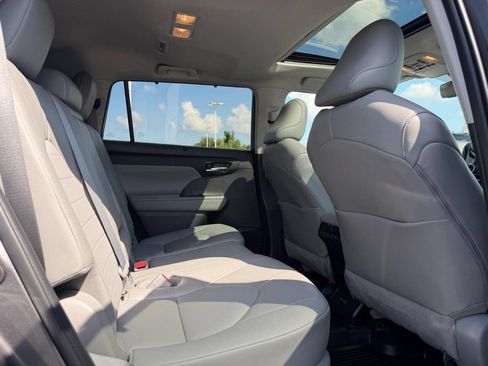 Used 2022 Toyota Highlander XLE AWD/4WD image 11