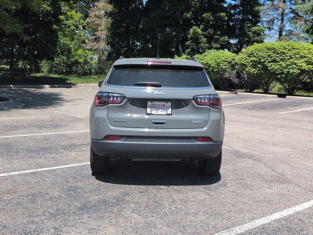 Used 2024 Jeep Compass Latitude w/ Convenience Group AWD/4WD image 4