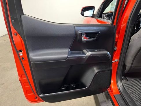 Used 2018 Toyota Tacoma TRD Sport w/ Technology Package image 19