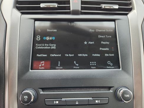 Used 2017 Ford Fusion SE w/ Fusion SE Technology Package image 28