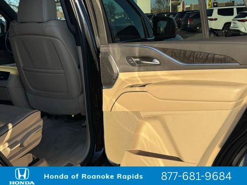 Used 2024 Cadillac Escalade Premium Luxury image 32