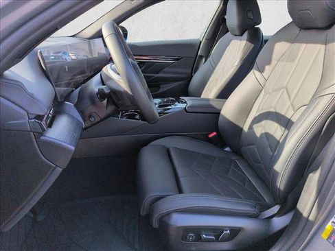 Used 2025 BMW i5 eDrive40i w/ Premium Package image 17