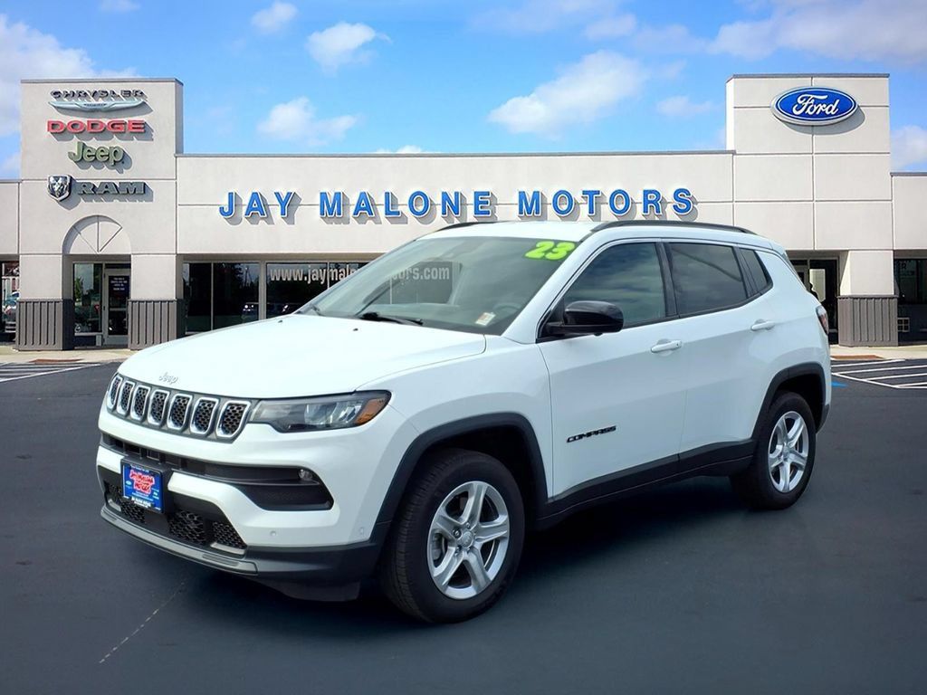Used 2023 Jeep Compass Latitude w/ Convenience Group AWD/4WD image 8