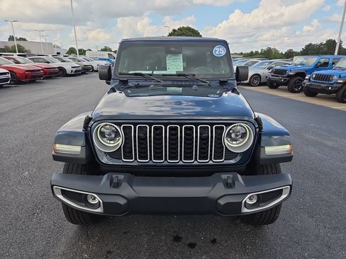 Used 2025 Jeep Wrangler Unlimited Sahara AWD/4WD image 2