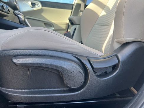 Used 2025 Kia Soul LX w/ LX Technology Package image 10