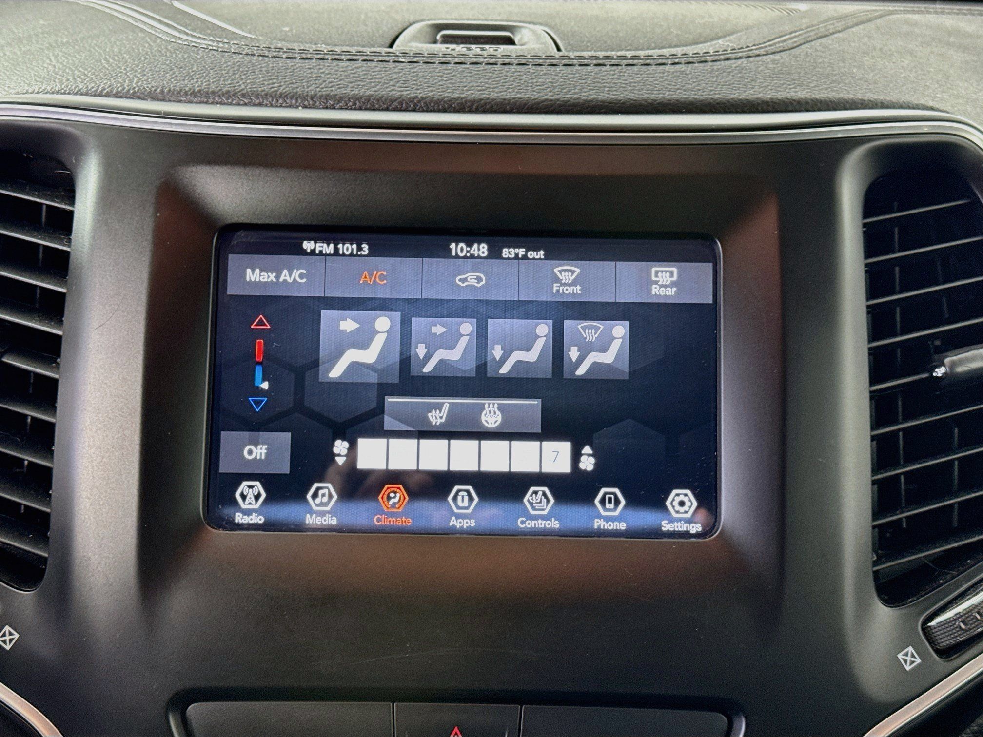 Used 2019 Jeep Cherokee Latitude Plus w/ Cold Weather Group AWD/4WD image 15