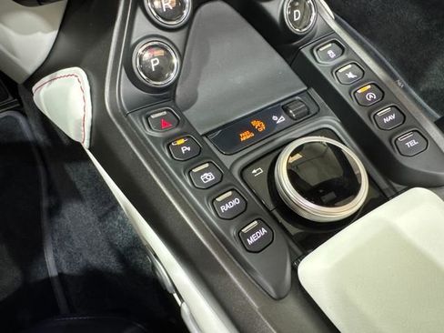 Used 2023 Aston Martin V8 Vantage Roadster RWD image 19
