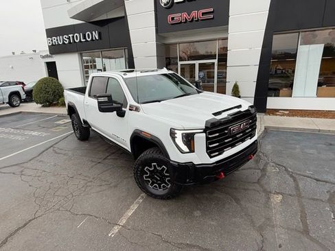 Used 2025 GMC Sierra 2500 AT4X image 2