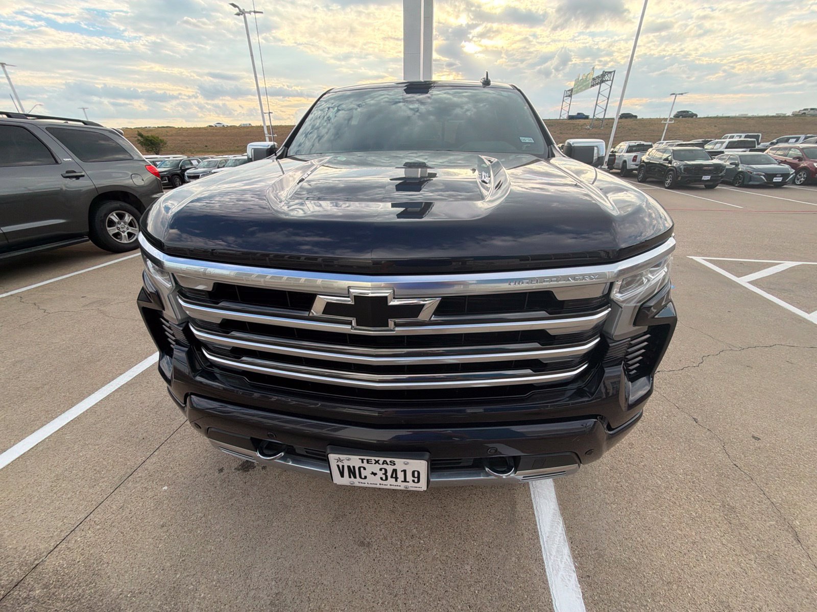 Used 2024 Chevrolet Silverado 1500 High Country w/ High Country Premium Package AWD/4WD image 2