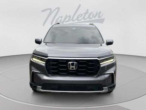 Used 2025 Honda Pilot Touring image 9