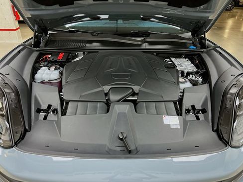 Certified 2024 Porsche Cayenne AWD/4WD image 33