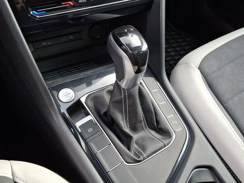 Used 2025 Volkswagen Taos SE image 18