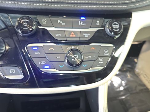 Used 2023 Chrysler Pacifica Limited FWD image 18