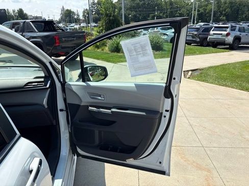 Used 2023 Toyota Sienna XLE FWD image 28