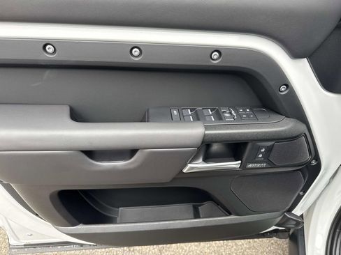 Used 2025 Land Rover Defender 110 V8 AWD/4WD image 18