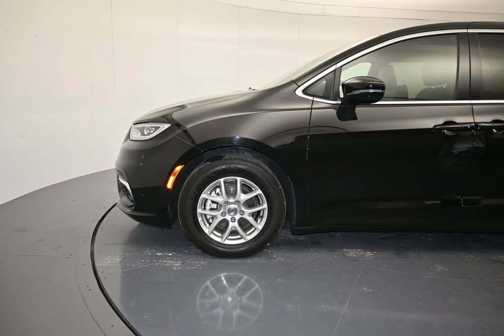 Used 2025 Chrysler Pacifica Select FWD image 9