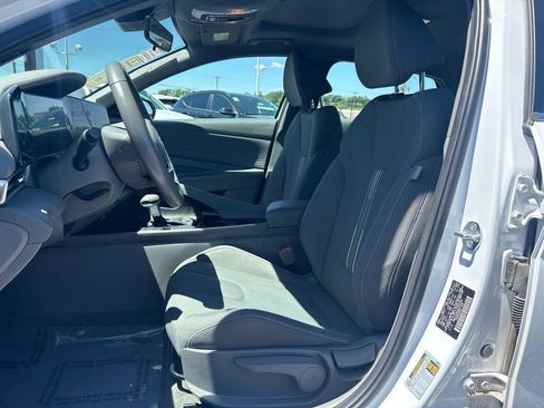 Certified 2025 Hyundai Elantra SEL FWD image 12