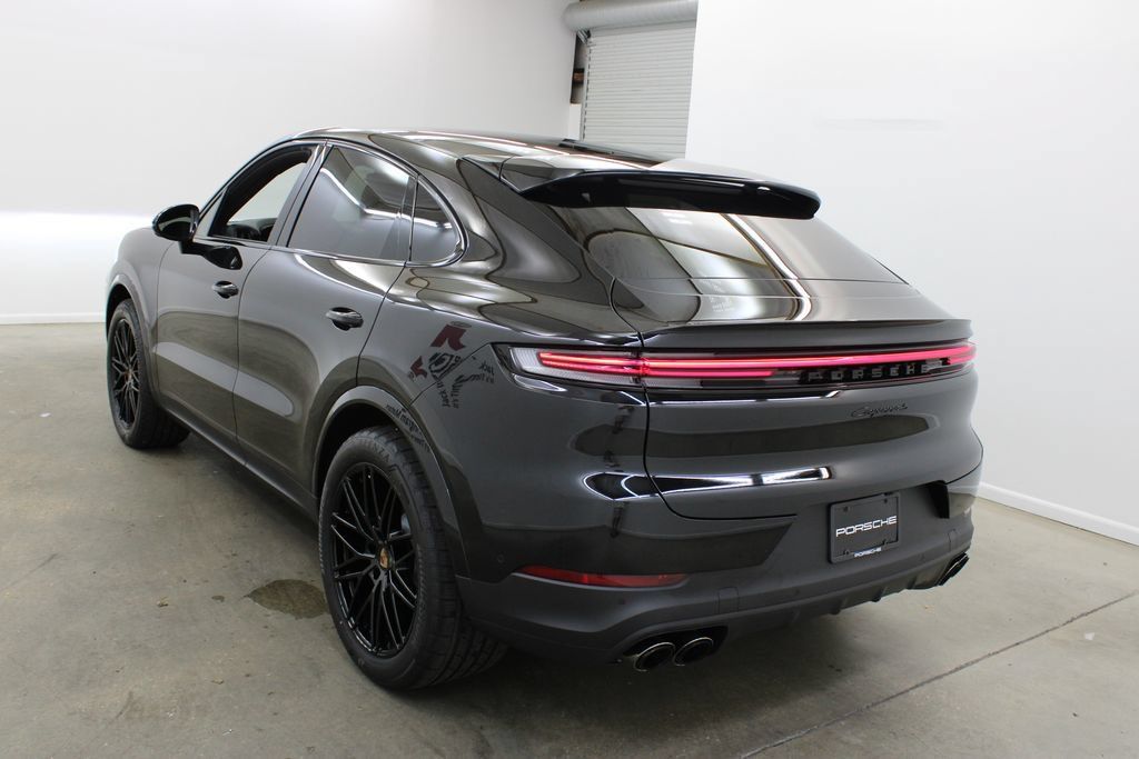 Used 2025 Porsche Cayenne S AWD/4WD image 3