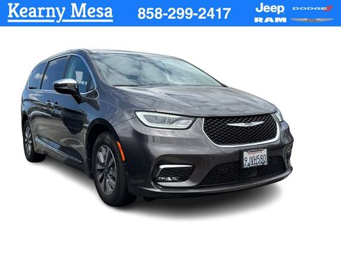 Used 2023 Chrysler Pacifica Limited FWD image 1