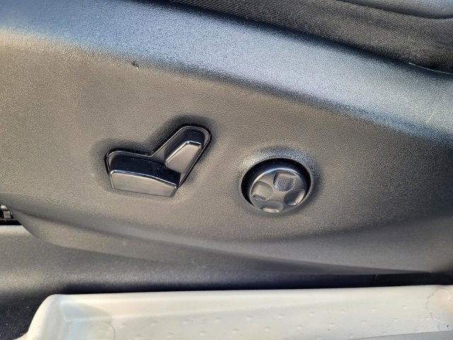 Used 2024 Chrysler Pacifica Touring-L FWD image 11