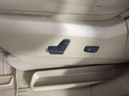 Used 2013 Chrysler Town & Country Touring FWD image 30
