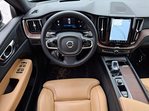 Used 2023 Volvo XC60 B5 Ultimate w/ Climate Package image 12