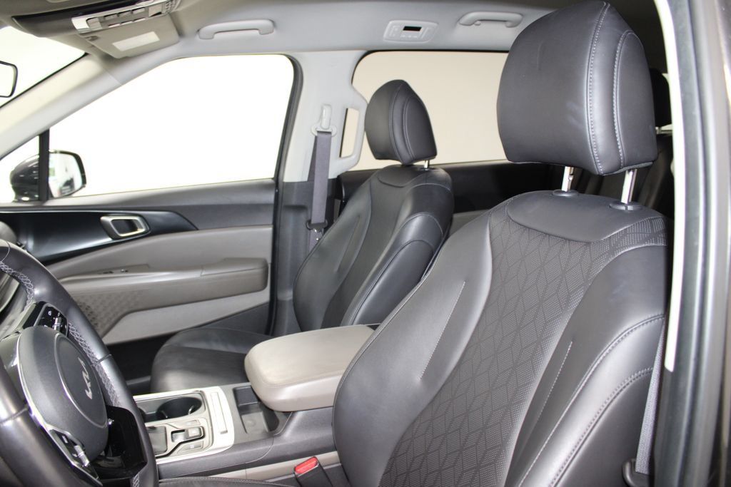 Used 2025 Kia Carnival FWD image 13