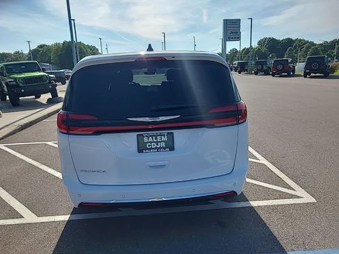 New 2025 Chrysler Pacifica Select image 7