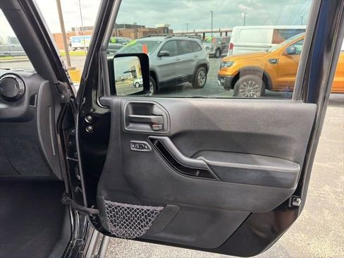 Used 2017 Jeep Wrangler Unlimited Sahara AWD/4WD image 29