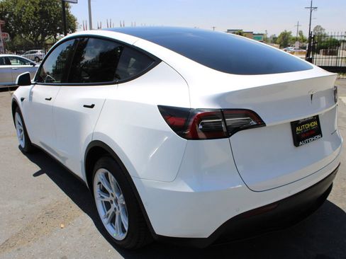 Used 2021 Tesla Model Y Long Range AWD/4WD image 25
