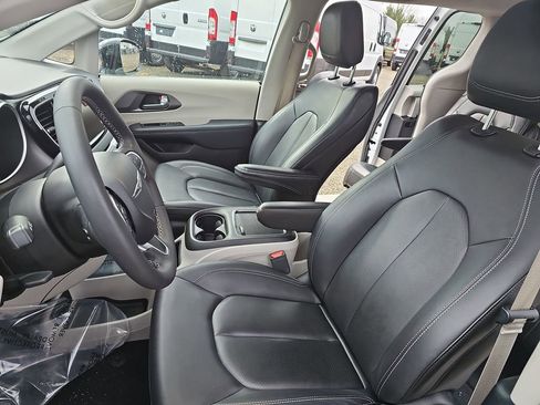 Used 2024 Chrysler Pacifica Touring-L image 15