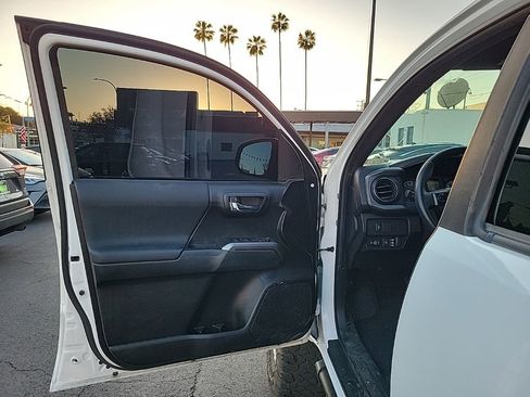 Used 2022 Toyota Tacoma TRD Sport w/ Technology Package image 12