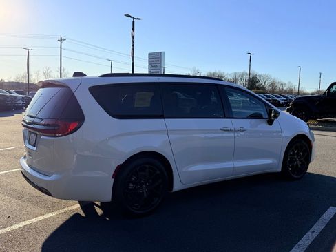 New 2026 Chrysler Pacifica Select w/ S Appearance Package FWD image 10