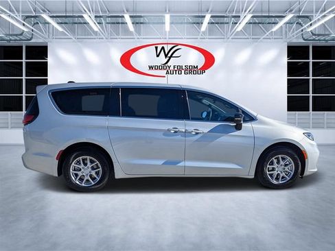 New 2026 Chrysler Pacifica Select FWD image 2