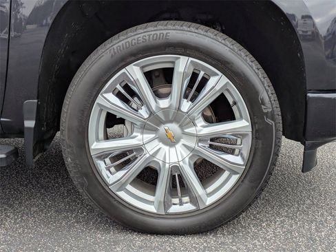 Used 2022 Chevrolet Silverado 1500 High Country w/ Technology Package image 11