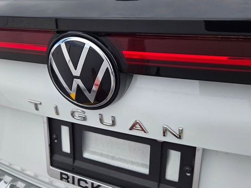 Used 2025 Volkswagen Tiguan SE w/ Panoramic Sunroof Package FWD image 10